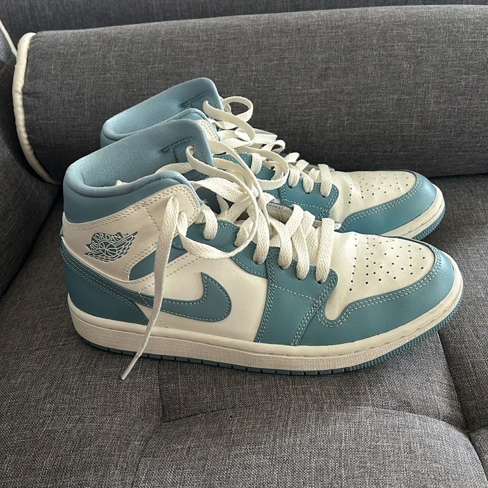 Jordan’s size 9 worn once blue color way